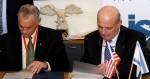 מימין לשמאל: מנהל סוכנות החלל הישראלית צבי קפלן, מנהל נאס"א צ'ארלס בולדן, שר המדע דניאל הרשקוביץ