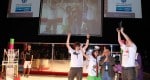 יו''ר אגודת דורשי הטכניון בישראל, האלוף (מיל.) עמוס חורב, מעניק את הפרסים לזוכים בתחרות First 2009. צילם: אסף שילה, דוברות הטכניון