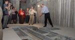 פרופ' אריה צבן  ראש המרכז לננו- טכנולוגיה וחומרים מתקדמים  ברוניברסיטת בר- אילן  מציג את "החדר הצף " שרצפתו מנותקת המקרקע  כדי לבודד את החדר על מנת לאפשר לציוד המעבדתי הרגיש לבצע  מחקרים בדיוק מירבי . בהקמת החדר הושקעו  10 מיליון דולר והוא יכחלול  ציוד מדעי מהמשוכללים בעולם  ובכלל זה  מיקרוסקופ שיאפשר קדיחה בחומרים ננו- מטרים.