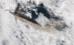 הר הגעש Eyjafjallajökull כפי שצולם ב-12 במאי ממצלמת MODIS על אחד מהלווינים הצופים על כדור הארץ. צילום באדיבות ג'ף שמאלץ, צוות התגובה של נאס"א GSFC