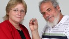 פרופ' וואין הורוביץ (מימין) וד"ר אילת מזר מהאוניברסיטה העברית מחזיקים את חלק הלוח שנחשף. (צילום: ששון תירם)