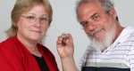 פרופ' וואין הורוביץ (מימין) וד"ר אילת מזר מהאוניברסיטה העברית מחזיקים את חלק הלוח שנחשף. (צילום: ששון תירם)