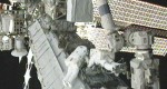 דאג וילקוק וטרייס קולדוול-דייסון בהליכת החלל השלישית לתיקון משאבת האמוניה במערכת הקירור, 16/8/2010. צילום: NASA TV