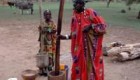 אוכלים טוב. נשים בכפר Hondo Tchiri שב Burkina Faso מכינות דוחן קילו, גרגר עתיר סיבים המהווה מרכיב במנות רבות. קרדיט: מרקו שמידט