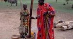 אוכלים טוב. נשים בכפר Hondo Tchiri שב Burkina Faso מכינות דוחן קילו, גרגר עתיר סיבים המהווה מרכיב במנות רבות. קרדיט: מרקו שמידט
