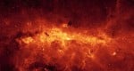 מרכז שביל החלב, המכיל גם את החור השחור *Sagittarius A. החור השחור וכמה כוכבים צעירים מאסיביים באיזור זה יוצרים את האדים המחוממים של גז הנראים בתדרי קרינת X. צילום: הלווין צ'אנדרה, אוניברסיטת הארווארד ואוני' טוקיו