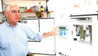 פרופ' מנחם לוריא במעבדה. צילום: האוניברסיטה העברית