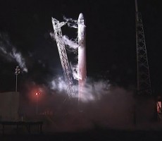 טיל פאלקון 9 של חברת SpaceX בעת ביטול השיגור ממש בתום הספירה לאחור, 19/5/2012. צילום: NASA TV