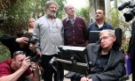 פרופ' סטיבן הוקינג בביקור בישוב היהודי-ערבי נווה שלום בדצמבר 2006. צילום יחצ באדיבות שגרירות בריטניה.