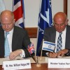 שר המדע, הטכנולוגיה והחלל יעקב פרי ושר החוץ הבריטי וויליאם הייג חותמים על הסכם שיתוף פעולה מדעי בין שתי המדינות. 23 במאי 2013
