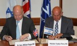 שר המדע, הטכנולוגיה והחלל יעקב פרי ושר החוץ הבריטי וויליאם הייג חותמים על הסכם שיתוף פעולה מדעי בין שתי המדינות. 23 במאי 2013