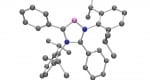 מבנה הפרודה C5-Abnormal N-Heterocyclic Carbene (כחול: אטום חנקן, סגול: אטום פחמן קרבן יוצא דופן, אפור: אטומי פחמן רגילים. קרדיט Bertrand lab, UC Riverside