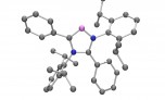 מבנה הפרודה C5-Abnormal N-Heterocyclic Carbene (כחול: אטום חנקן, סגול: אטום פחמן קרבן יוצא דופן, אפור: אטומי פחמן רגילים. קרדיט Bertrand lab, UC Riverside