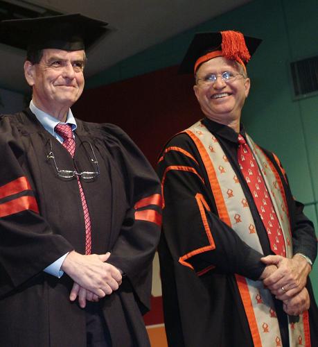 Prof. Avishai Braverman confers an honorary doctorate on the Nobel Prize winner, Prof. Aharon Chachanover. Photo: Danny Machlis, Ben-Gurion University.