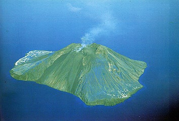 בתמונה: הר הגעש סטרומבולי שבאיטליה, שממנו יצאו הנוסעים במסע לבטן האדמה