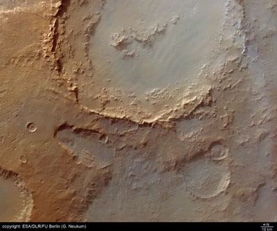 מכתש הייל במאדים. צילום: סוכנות החלל האירופית - החללית מארס אקספרס