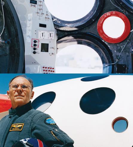  טייס הניסוי מייק מלוויל ומעליו - מבט מקרוב על 3 מתוך 18 החלונות העגולים של החללית