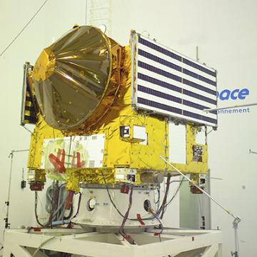 في الصورة: Venus Express في غرفة الاختبار في منشأة Interspace في فرنسا، قبل نقلها إلى منصة الإطلاق. الصورة: وكالة الفضاء الأوروبية ESA.