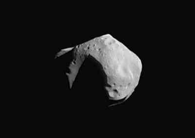 האסטרואיד מתילדה. דומה בגודלו לאלה שפגעו בכדור הארץ לפני 3.2 מיליארד שנה