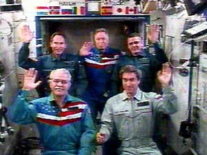 في الصورة: ركاب محطة الفضاء الدولية يلوحون بأيديهم لكبار الشخصيات الروسية الذين تحدثوا معهم عبر الفيديو. الصورة: تلفزيون ناسا
