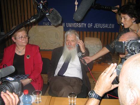 Nobel laureate Israel Oman in the middle, talking on the phone with the country's president Moshe Katsav. On her left is the Dean of the Faculty of Exact Sciences Prof. Hermona Sorek. On the right - Hebrew University spokeswoman Orit Solciano. Photo: Avi Blizovsky