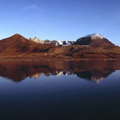 اندلع بركان سفيرفيل عند خط عرض 80 درجة شمالا في سفالبارد بالنرويج عبر طبقة سميكة من الجليد منذ حوالي مليون سنة.