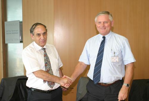 In the photo: Haim Rousseau (left), Menchal Alup of Elbit Systems Group, and Pierre Moscow (right), Director of the Space Center in Toulouse of the French Space Agency, sign a contract for the supply of the Venus space camera