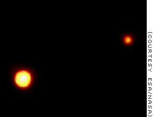 פלוטו (במרכז) והירח שלו, כארון, כפי שצולמו על ידי טלסקופ החלל 
