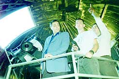 פת-אל (משמאל) ואסטרונומים חובבים במצפה הכוכבים בגבעתיים