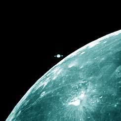 הירח וברקע שבתאי. הערך המדעי העיקרי של תצפית בהתכסות כוכבים בירח הוא סיוע למדידה מדויקת של מיקום הירח

