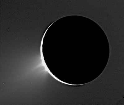 قمر زحل إنسيلادوس مضاء من الخلف بواسطة الشمس