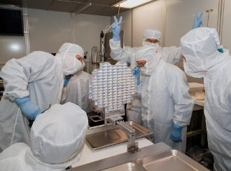 In the picture: Donald Brownlee, the principal investigator of the Stardust project from the University of Washington waves a sign of victory for the successful landing of the materials carried by Stradust to Earth. He and other researchers are examining the contents of the capsule. Photo: NASA.