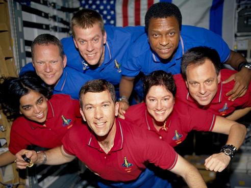 צילום קבוצתי בחלל של צוות המעבורת קולומביה במהלך משימת STS-107. (מימין בכיוון השעון): אל''מ אילן רמון,  ד''ר לורל קלארק, קולונל ריק האסבנד, ד''ר קלפנה צ'אולה, קפטין דייויד בראון, קומנדר ויליאם מק'קול, לויטנ'-קולונל, מיקל אנדרסון