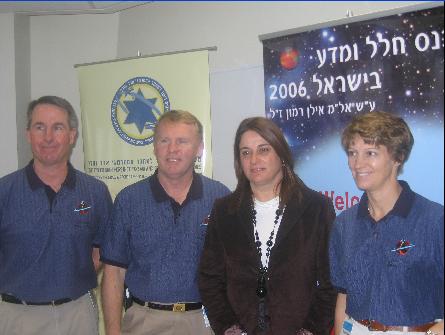 רונה רמון ושלושה אסטרונאוטים מנאס''א בכנס החלל בשנת 2006