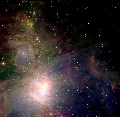  בתמונה רואים בבירור אבק וגז מוארים על ידי כוכבים בערפילית אוריון