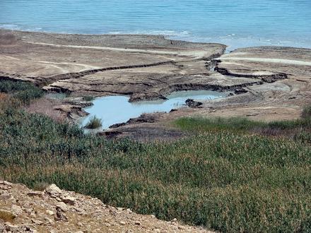 حفرة في البحر الميت. تصوير إليعيزر شوارتز، القدس. من: ويكيبيديا