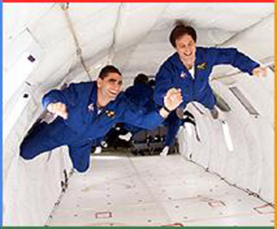 אילן רמון ויצחק מאיו מרחפים במטוס המאפשר חוסר כוח משיכה. מתוך אתר אוניברסיטת תל אביב