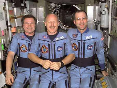 צוות תחנת החלל הבינלאומית שיתחלף באפריל: משמאל לימין - ניקולאי בודארין, קן בוורסוקס ודונלאד פטיט