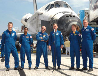 אנשי צוות הדיסקברי במשימה STS-121 לאחר שובם לכדור הארץ