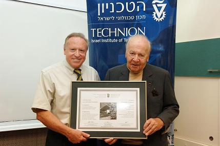 נשיא הטכניון, פרופסור יצחק אפלויג (משמאל), מעניק תעודת הוקרה לגוסטב לבן.