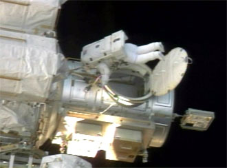 האסטרונאוטית היידי סטפאנשין-פייפר יוצאת ממנעל האוויר בתחילת הליכת החלל השלישית במשימה STS-115. צילום: NASA TV 