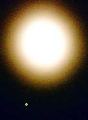 הירח ומאדים (הנקודה האדומה, למטה), בתצלום מ-13 באוגוסט. בעזרת טלסקופ ביתי אפשר יהיה  להבחין בפרטי נוף
