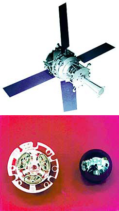 איור של הלוויין  Gravity Probe B(למעלה); כדור הקוורץ והתושבת שלו בג'ירוסקופ . הקוורץ הגולמי הופק ממכרה מיוחד בברזיל
