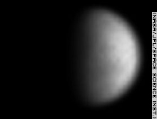 تُظهر صور تيتان التي التقطتها المركبة الفضائية كاسيني في منتصف أبريل بوضوح تكوينًا سطحيًا لامعًا يُعرف باسم زانادو. زانادو.
