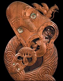 يُظهر هذا العمل الفني فئرانًا من المحيط الهادئ، على وجه أحد الأسلاف البولينيزيين