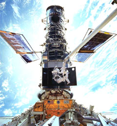 תמונה: תיקון טלסקופ החלל Hubble באמצעות הזרוע הרובוטית של אחת ממעבורות החלל תמונה: תיקון טלסקופ החלל Hubble באמצעות הזרוע הרובוטית של אחת ממעבורות החלל