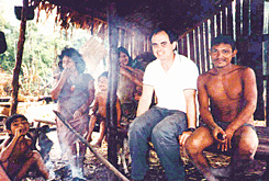 الدكتور جوردون مع عائلته في القبيلة: واحد، اثنان، ثلاثة، كثير (تصوير: بيتر جوردون)
