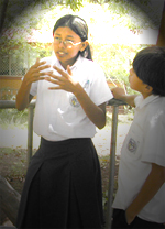 يستخدم الطلاب الصم لغة الإشارة النيكاراغوية. ائتمان: آن سانجس.