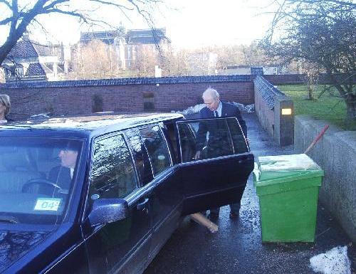 Prof. Avraham Hershko gets into a limousine upon leaving the press conference at the Swedish Academy of Sciences, Tuesday, December 7.12.2004, XNUMX Photo: Avi Blizovsky