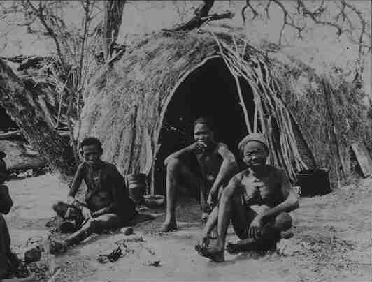 أفراد قبيلة سان بداية القرن العشرين. صورة عامة مجانية، من ويكيبيديا